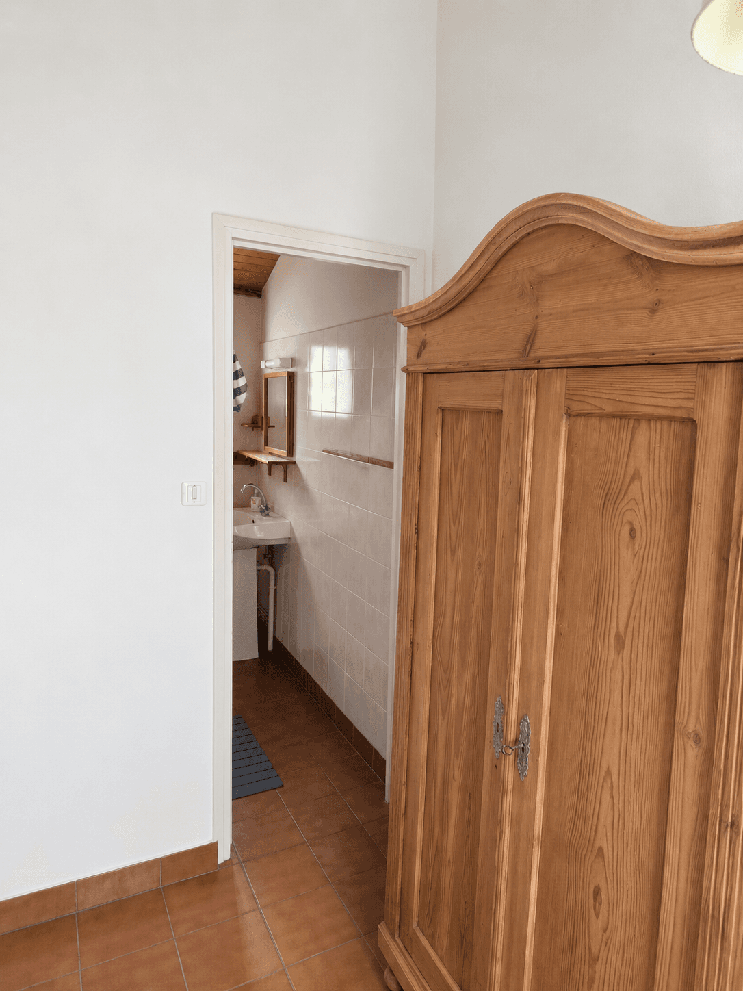 Chambre 4 vers salle d'eau